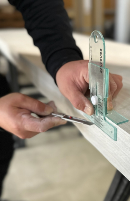 壁や天井の金物にシートとサンフット